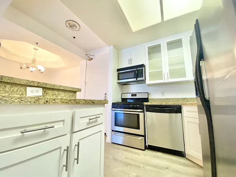 649.5 S Ridgeley Dr #102 — Photo 2