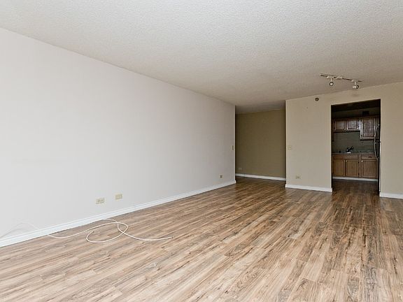 2nd image of 200 N Dearborn St #506
