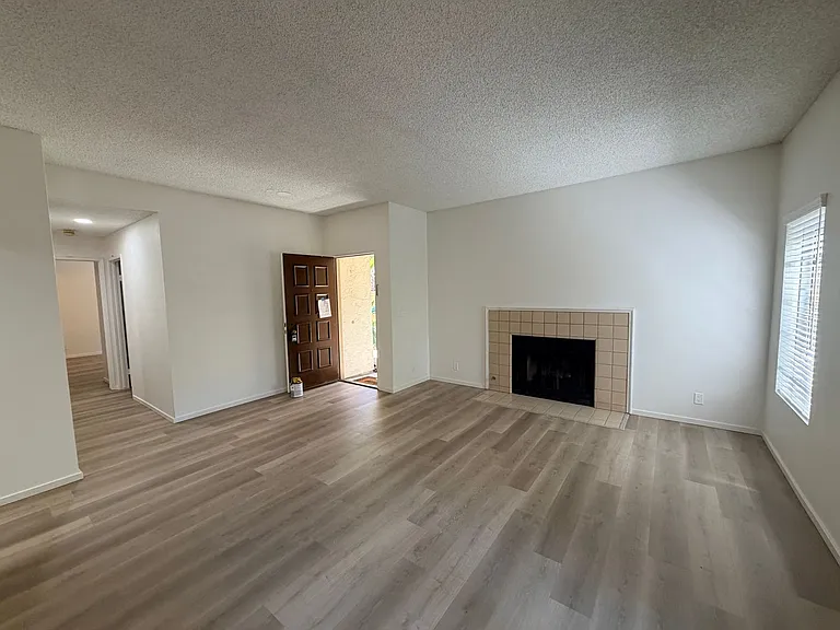 2040 Donovan Ct — Photo 2