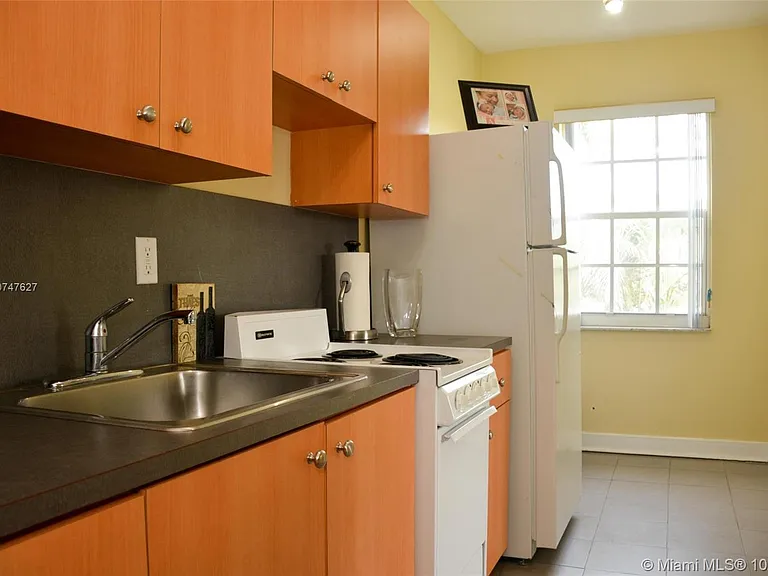 11520 NE 6th Ave #10 — Photo 4