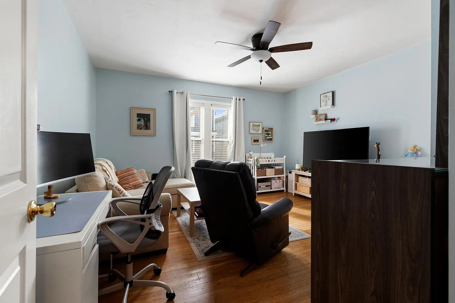 2 bed, 697 sqft, $3,300 — Photo 4