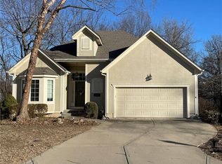 4725 Meadow View Dr, Shawnee, KS 66226