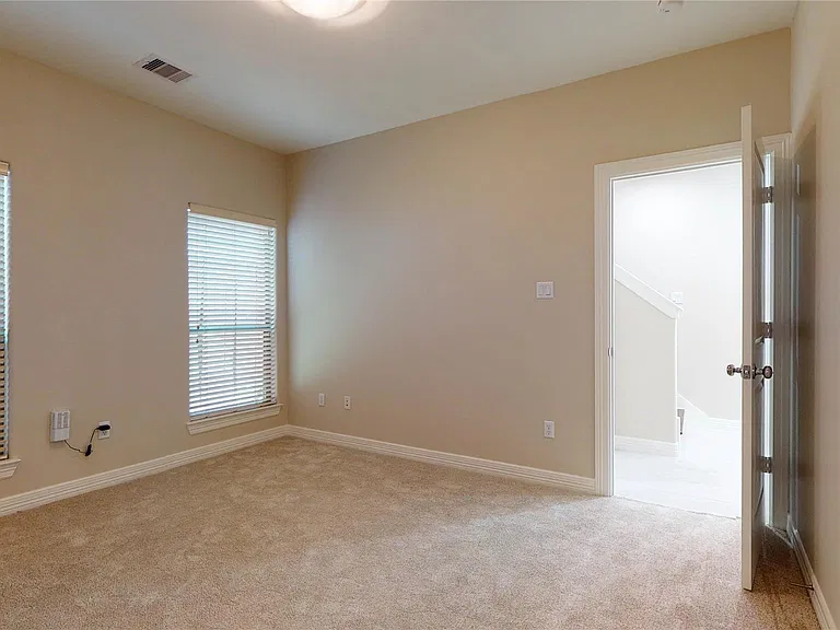 3826 Center St — Photo 9