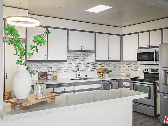 5th image of 4829 Whitsett Ave APT 301