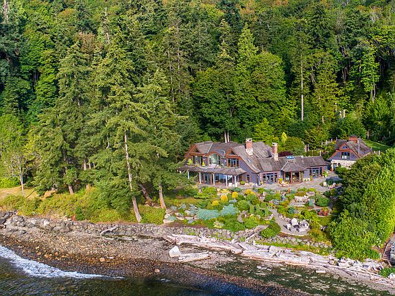 200 ' waterfront with absolutely unique Bainbridge Island views of Seattle Skyline, Cascades, Mt Rainier and Blake Island.