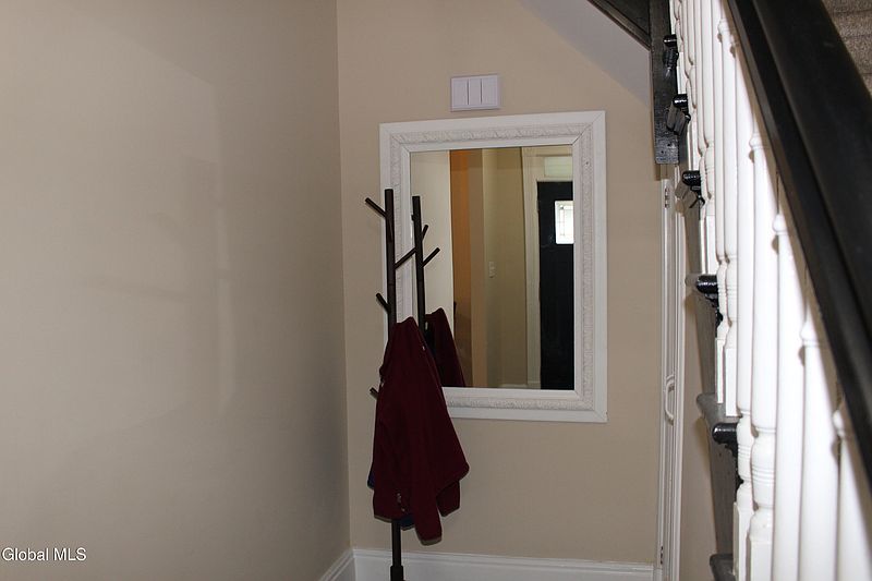 4th image of 19 Saratoga Avenue