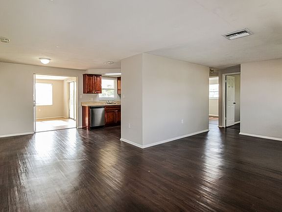 4th image of 1012 Normandy Blvd