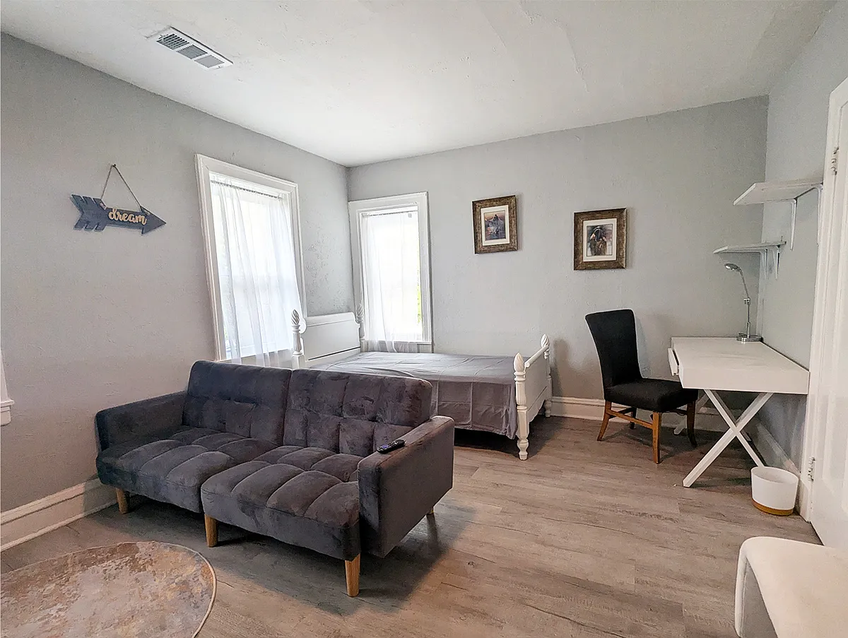 'Navy' Single Deluxe Room - Off-Campus Housing @ Nana's Place — Photo 2