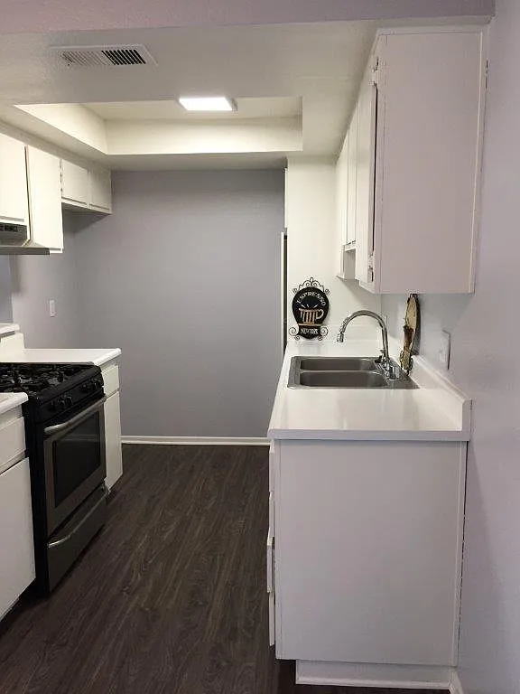 Lomita Court — Photo 2
