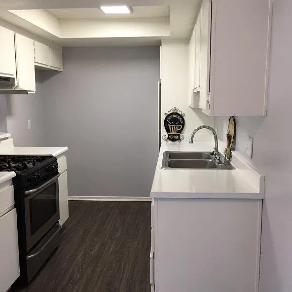 Lomita Court — Photo 2
