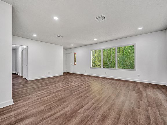 3rd image of 83 Maid Marian Ct