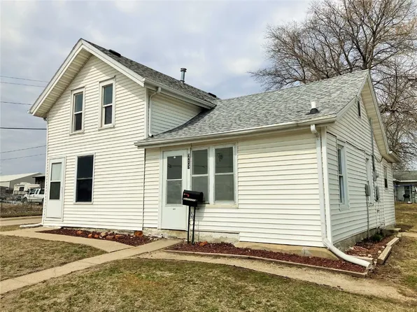 715 W 3rd St, Vinton, IA 52349