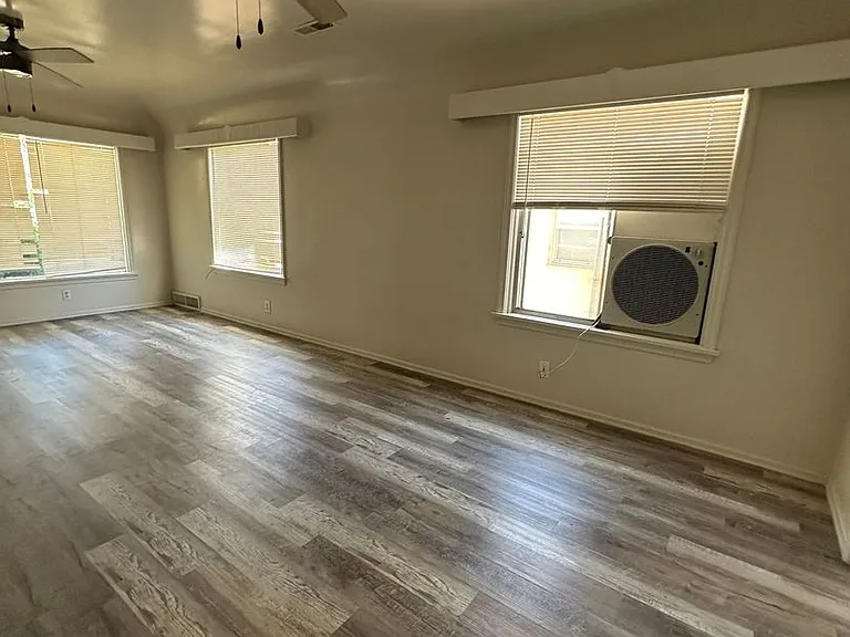 107 N 200 E — Photo 11