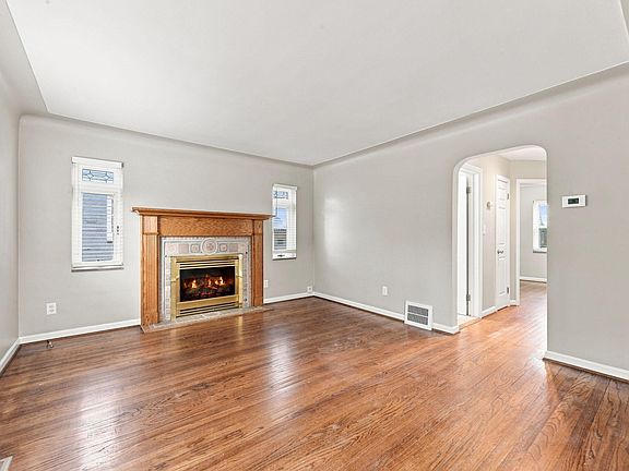 4th image of 451 N Waverly St