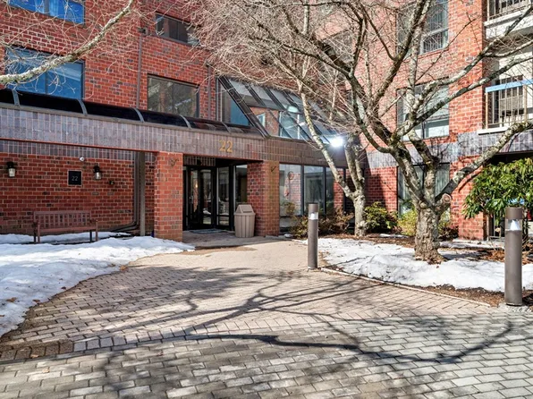 22 Railroad St APT 202, Andover, MA 01810