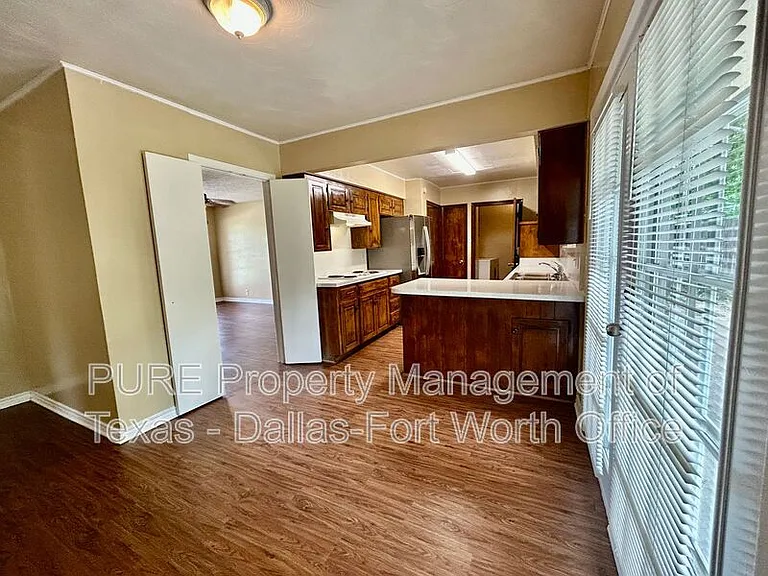 2411 E Mitchell St — Photo 8