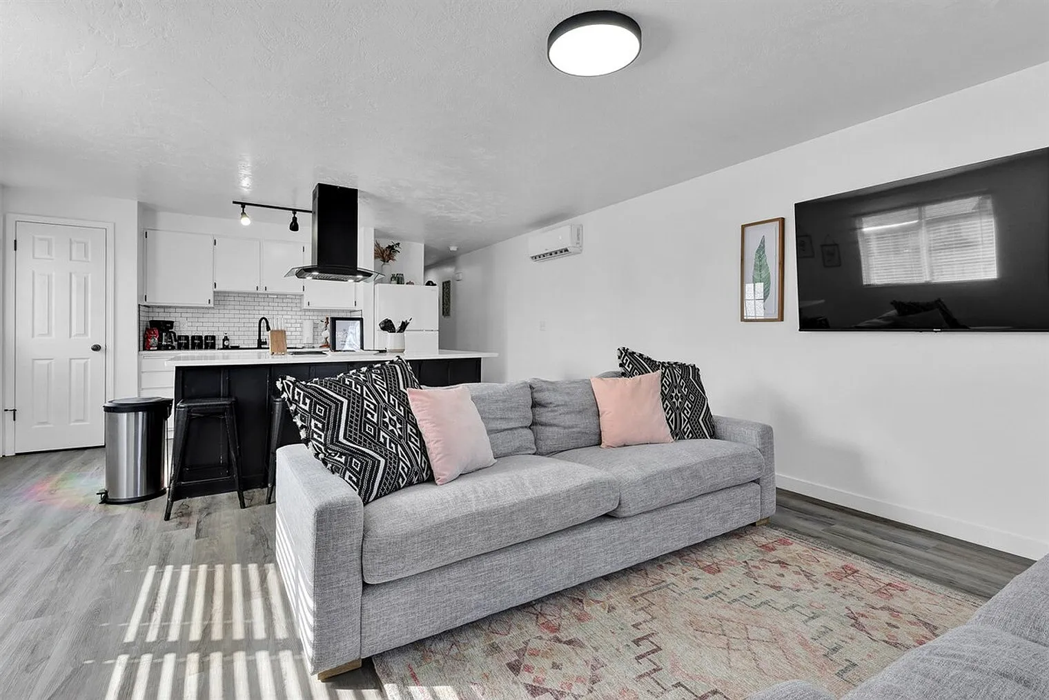 2 bed, 1.0 bath, 699 sqft, $3,969 — Photo 3