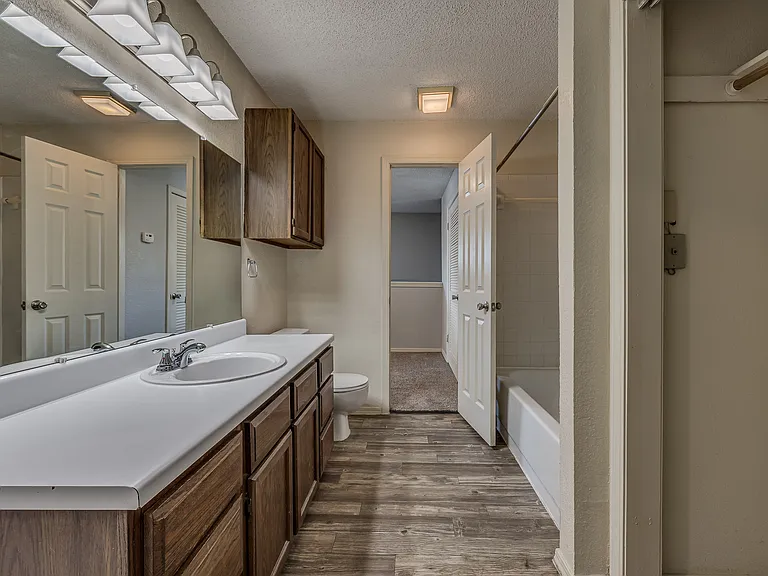 Lexington Commons - Bathroom