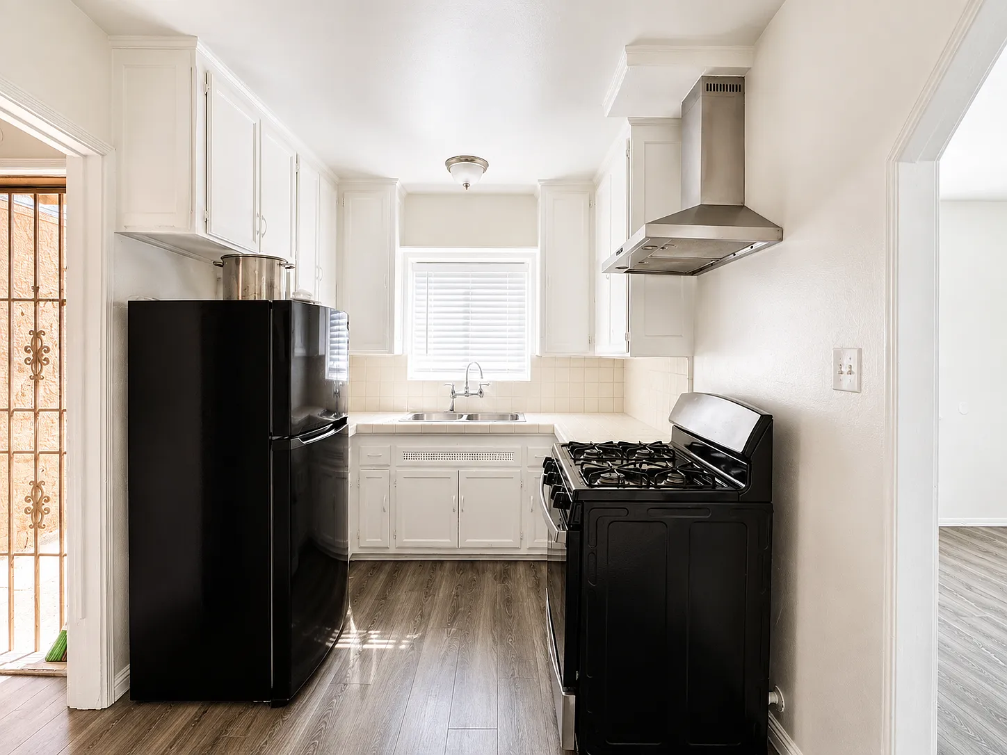 2 bed, 700 sqft, $2,300 — Photo 3