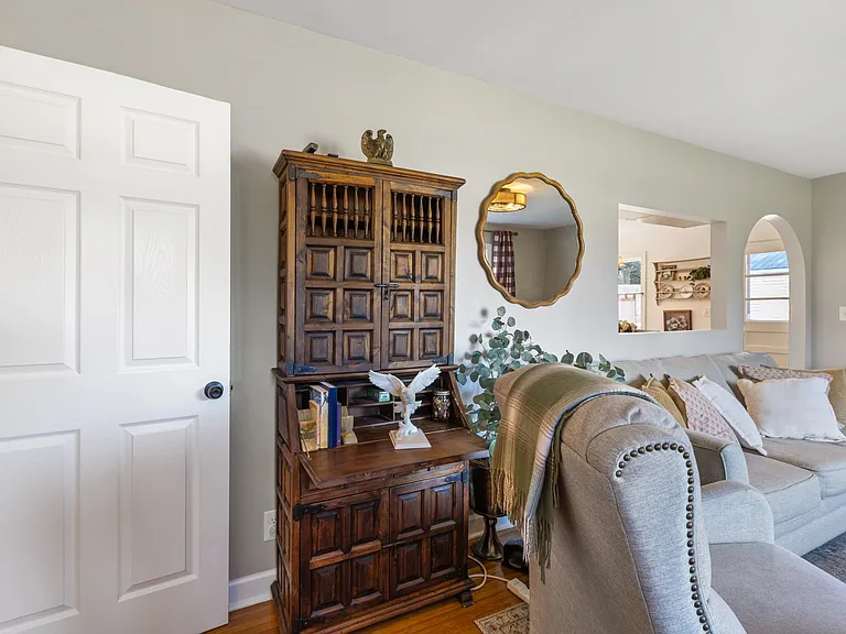 412 Roberts St — Photo 1