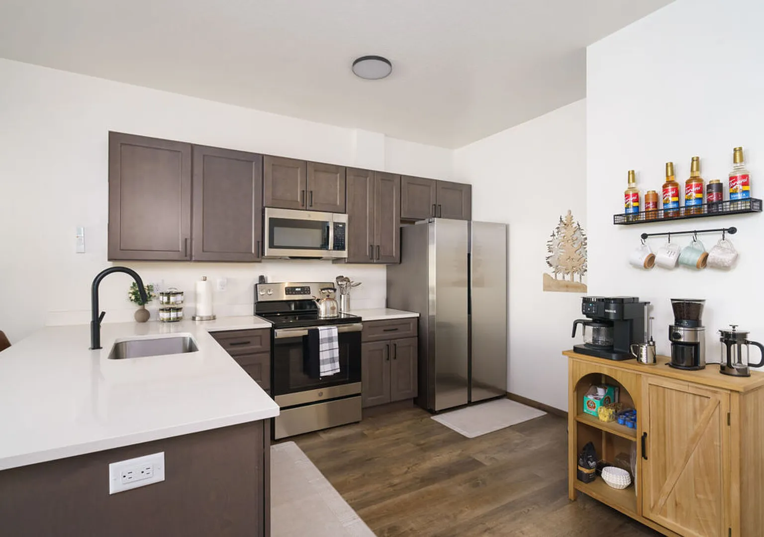 9637 N Buttercup Ln Modern Hayden Townhome — Photo 2