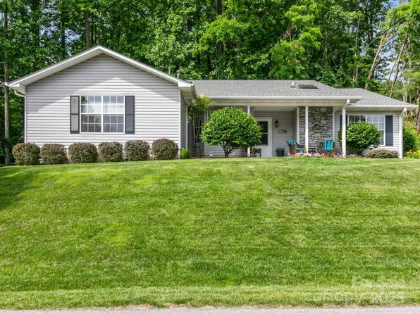 670 New Village Dr, Hendersonville, NC 28791