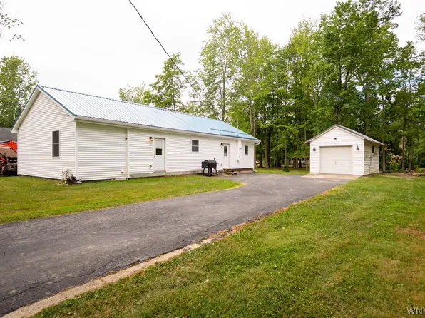 9378 Lemon St, Angola, NY 14006