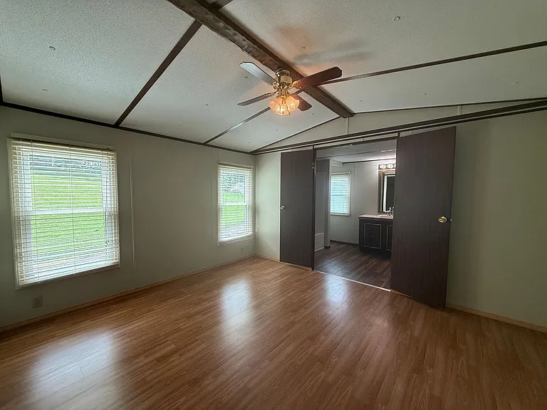 133 Patricia Ln — Photo 7