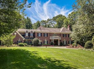 7 Peacock Ln, Glen Head, NY 11545