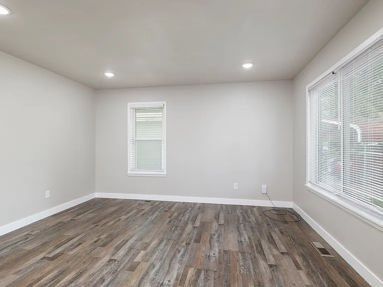 1824 N Hillcrest Ave — Photo 5
