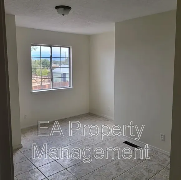 1220 Rosemont Ave NW — Photo 2