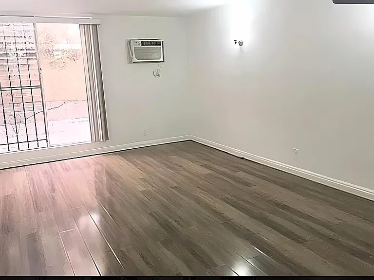 435 S Mariposa Ave — Photo 8