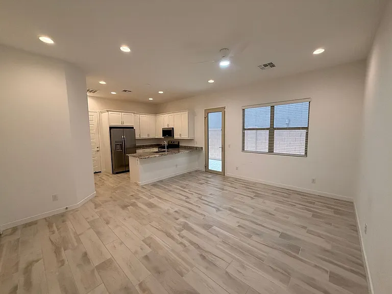 20119 W Pinchot Dr — Photo 2
