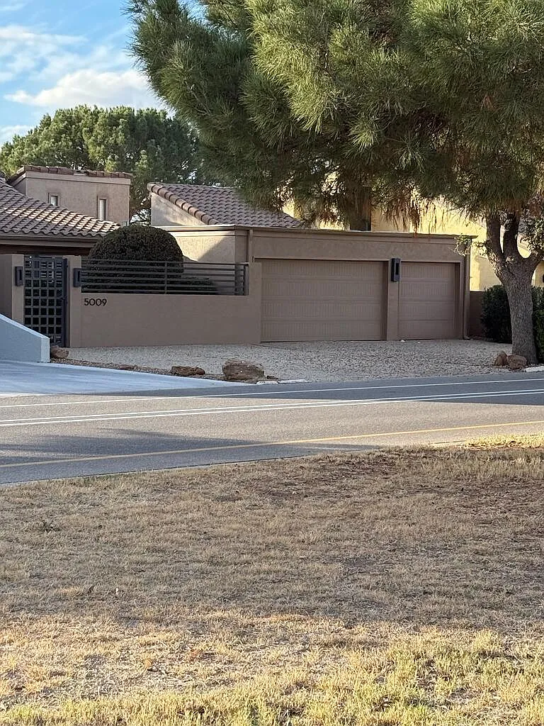 2 bed, 2.0 bath, 2500 sqft, $4,000 — Photo 1