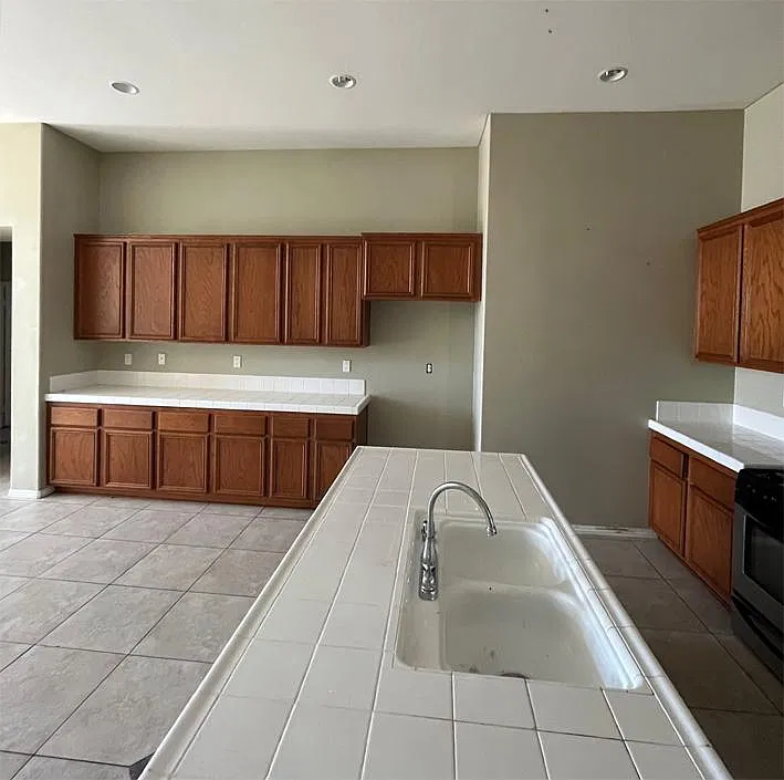 4 bed, 2105 sqft, $3,400 — Photo 2
