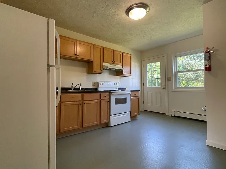 94 Lower Welden St #4 — Photo 8