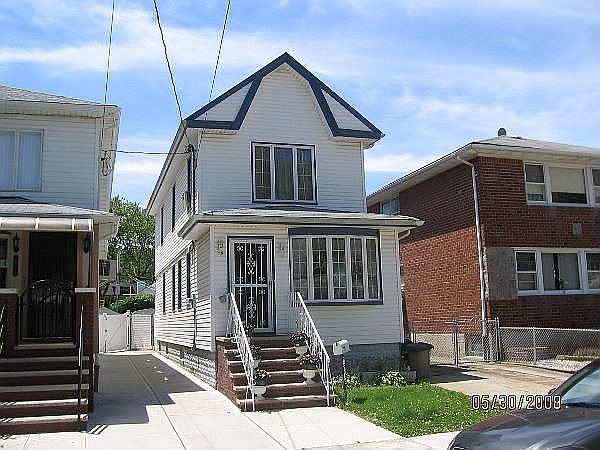 Detached One Family 3 Bedrom Duplex!