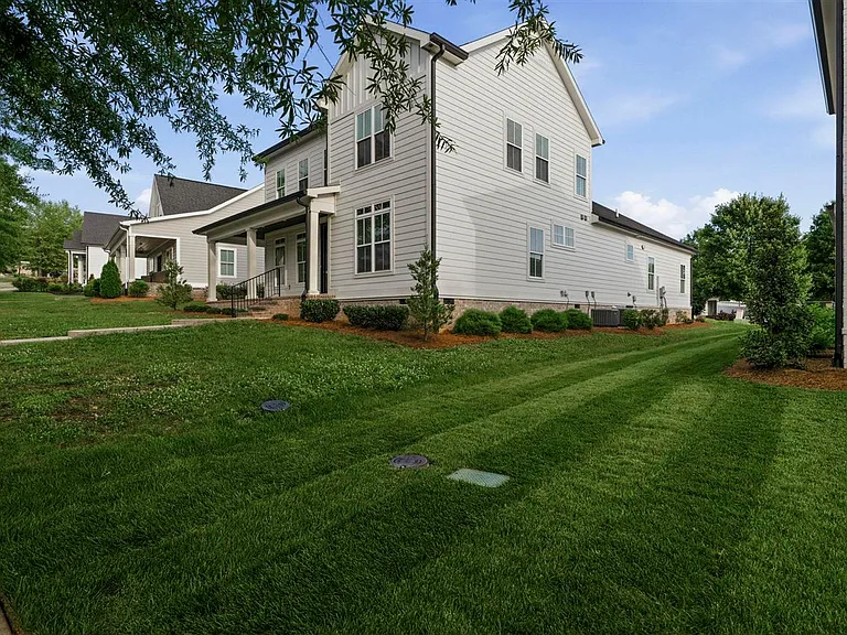 633 Village Way — Photo 3