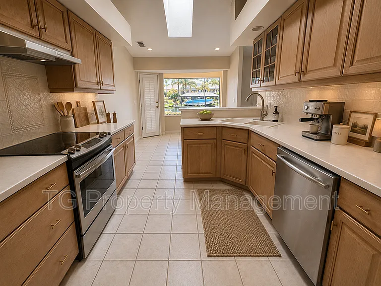 20 Clarendon Ct N — Photo 13