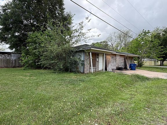 3rd image of 1300 Lois St