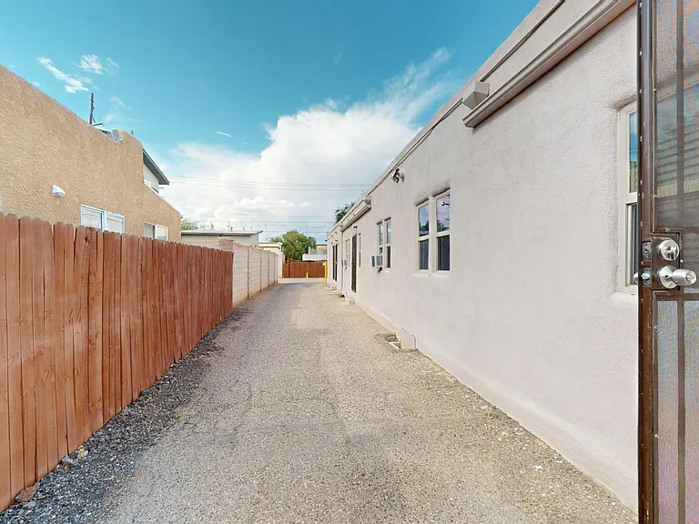 Lovely, Large, & Bright 1 Bed in Beautiful Downtown Courtyard Complex — Photo 33
