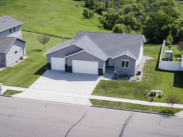 1700 Ridge Dr SE, Mandan, ND 58554