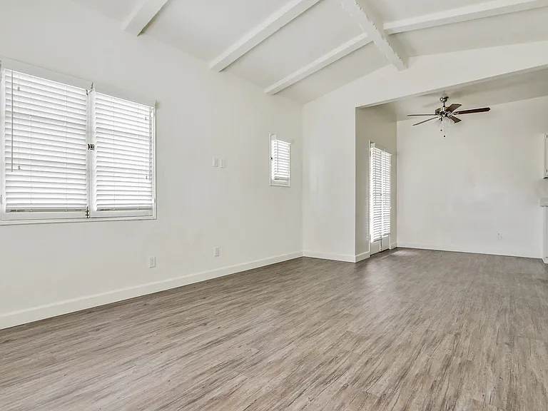 232 S Reeves Dr — Photo 28