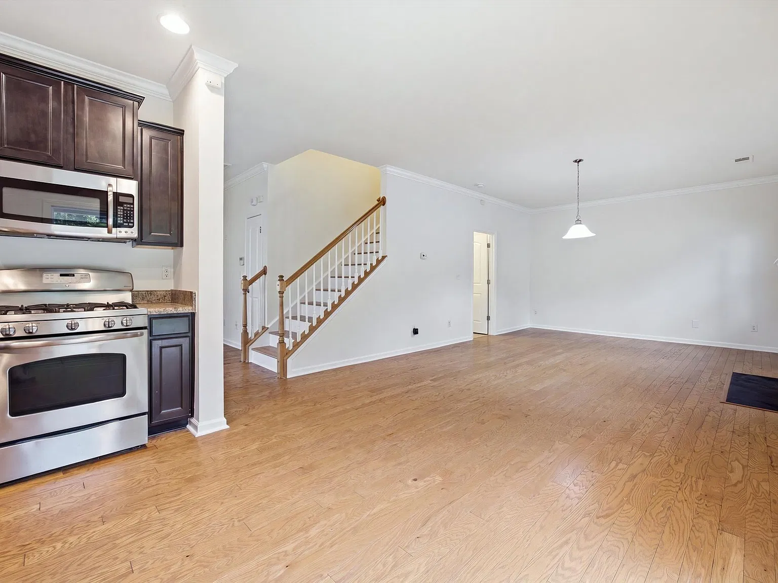 3 bed, 2.5 bath, 1837 sqft, $2,100 — Photo 2