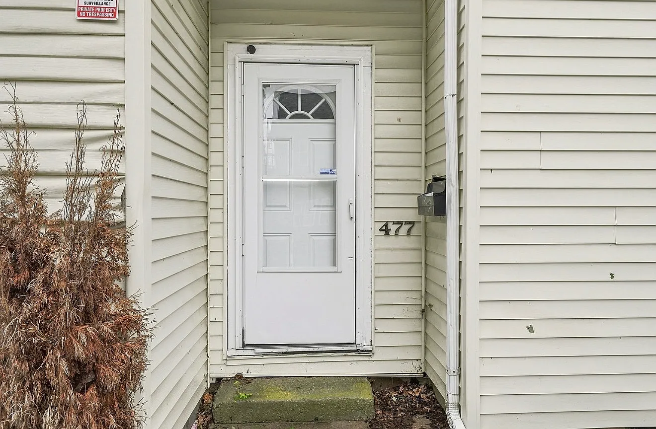 5 bed, 2240 sqft, $1,300 — Photo 3