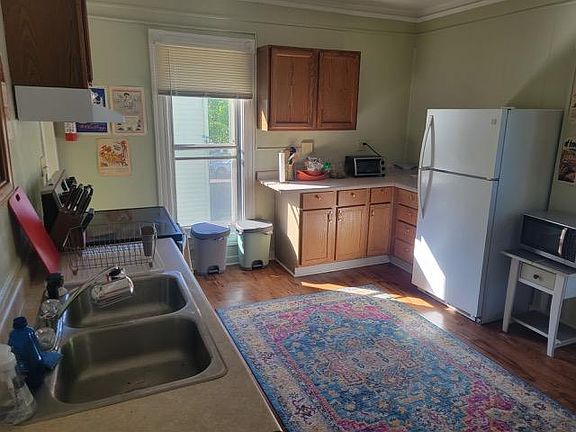 Kitchen & dining area