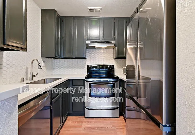 145 Glenwood — Photo 6