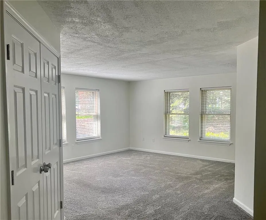 3 bed, 2.0 bath, 1270 sqft, $2,700 — Photo 3