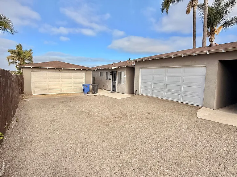 1115 Oxford Ct — Photo 32