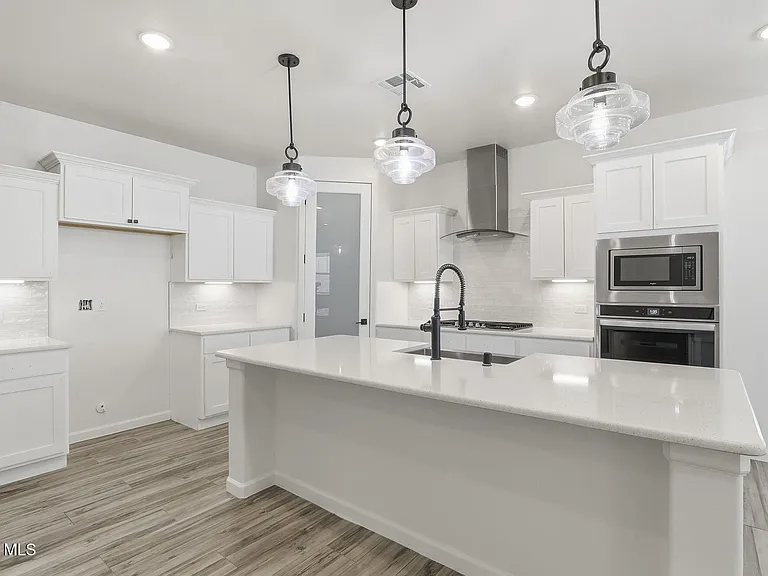 253 Farnborough St — Photo 5